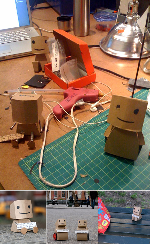 Тем временем в Нью-Йорке появляются новые роботы Кейси Кинзер, на этот раз – потерявшиеся. У них нет флага, но есть бумажка с номером телефона и просьбой: "Пожалуйста, позвоните моей семье" (фото dpstyles/flickr.com и Kacie Kinzer).