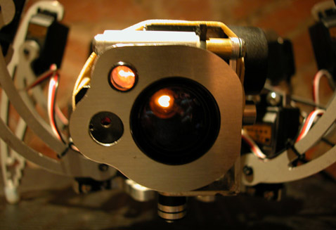 Посмотрите в это "лицо". Чувствуете, что робот, в свою очередь, вглядывается в ваше? (фото MicroMagic Systems).