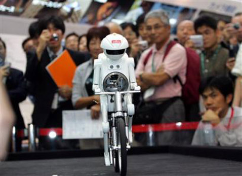 Интересно, чем робот будет заниматься а рекламных роликах. Кроме как ездить, он ведь ничего не умеет (фото AP/Koji Sasahara).