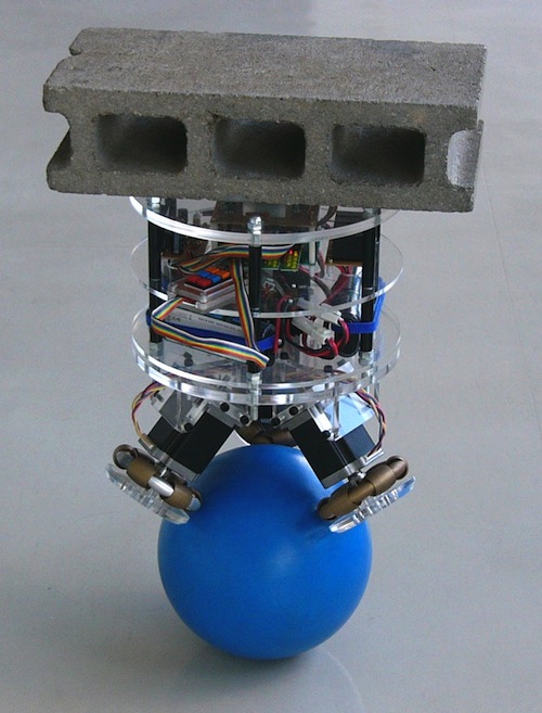 робот балансирующий на мяче