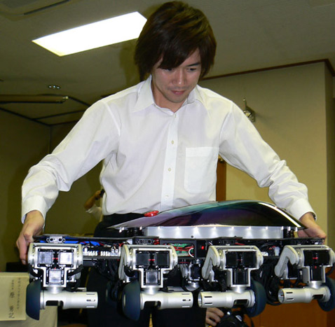 Главный разработчик Halluc II — Такаюки Фурута (Takayuki Furuta) — демонстрирует, что робототехника — лёгкое дело: всего двадцать килограммов (фото с сайта robot.watch.impress.co.jp).
