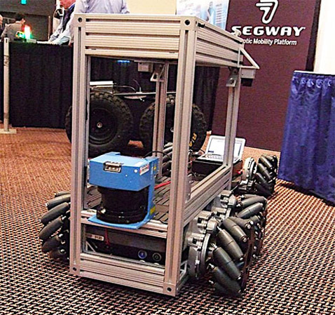 Антитеррористический робот от Segway должен извлечь выгоду из способностей "гипермобильной" платформы. Её максимальная скорость составляет 3 км/ч, а запас хода 4-5 км (фото с сайта popularmechanics.com).