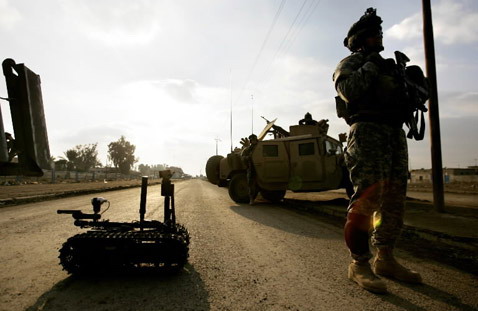 Так же, как с и костюма HAL, блеск, шик и флёр сошли с военного робота PackBot, достаточно широко применяемого армией США в Ираке и Афганистане. Для солдат робот стал частью опасной повседневной жизни (фото с сайта usatoday.com).