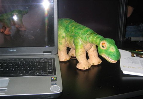 Динозаврик Pleo, который живёт в квартире хозяина сам по себе, всё никак не поступит в продажу. Но, быть может, поспеет к Рождеству (фото Rafe Needleman/CNET News.com).