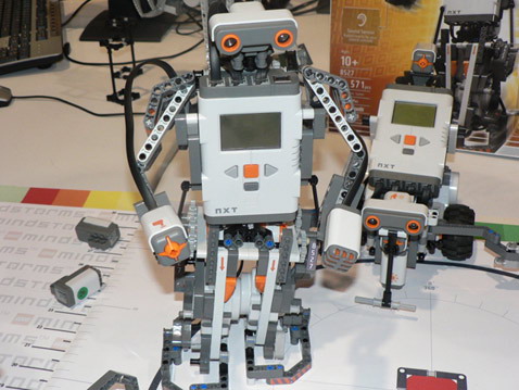 Из конструктора Lego Mindstorms NXT можно, в частности, собрать такого вот андроида (фото с сайта pc.watch.impress.co.jp).