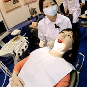 Это не живой пациент, а вполне реалистичный Simroid. А «оперирует» его настоящий стоматолог из больницы японского стоматологического университета.