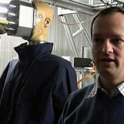 "Профессор Рене Росси (Rene Rossi), один из создателей новинки, говорит, что этот робот неплохо имитирует "транспорт" влаги и нагрев человеческого тела (кадр Reuters).