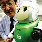 Хидео Симадзу (Hideo Shimazu), директор исследовательской лаборатории NEC, и его электронный подопечный (фото Shizuo Kambayashi/Associated Press).