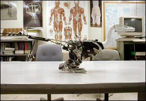 Робот-динозавр копирует своего вымершего предка
