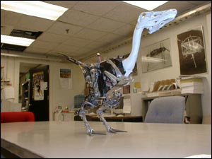 Робот-динозавр копирует своего вымершего предка