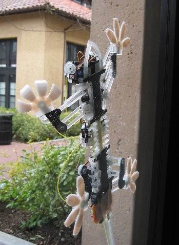 Робот-геккон легко карабкается по стеклу