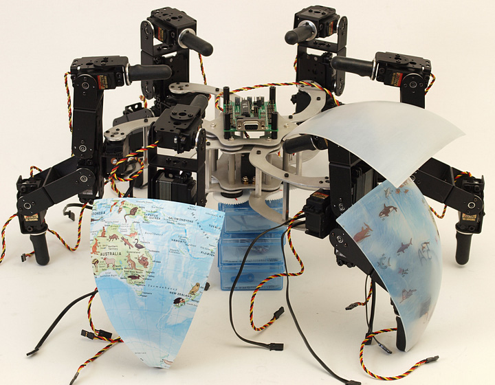 Норвежец превратил глобус в танцующего робота-краба