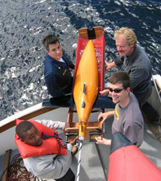 Seaglider долго обкатывали перед решающим стартом – на фото команда учёных готовится к запуску планера на фестивале автономных подводных аппаратов <b>AUVFEST</b> в 2005 году (фото APL/University of Washington).