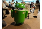 Робот-андроид в виде логотипа Android работает на Android