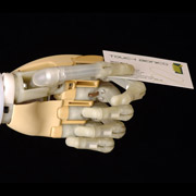Так выглядит i-LIMB со снятой "кожей". Обычно же владелец "маскирует" биопротез специальной перчаткой, имитирующей живую плоть (фото Touch Bionics).