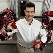 Розен (на снимке он демонстрирует свой последний экзоскелет – "прототип 3") собрал междисциплинарную команду, включающую специалистов по робототехнике и компьютерам, а также – медиков (фото Jim MacKenzie).