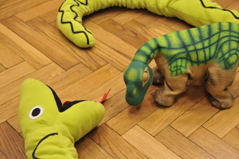 Редакционному питону плохо подходит роль приятеля Pleo. Когда зарядится батарейка, динозаврик "оживёт", а змею такое не светит ни при каком раскладе (фото Влад Клепач/DRIVE.RU).