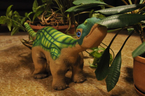 Для динозавра очень хотелось создать некое подобие естественной среды обитания. И за неимением в редакции доисторических джунглей пришлось воспользоваться парой цветочных горшков (фото Влад Клепач/DRIVE.RU).