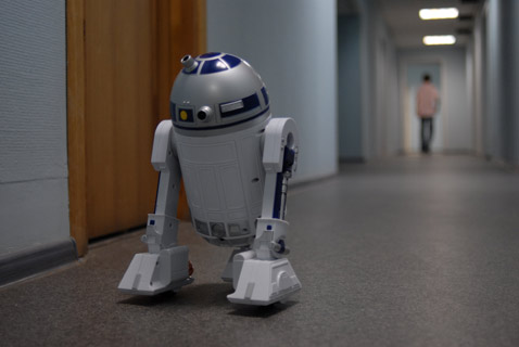 При езде по коридорам такого плана худшее, что может сделать R2, — зациклиться между двумя ближайшими стенками. Пока, дроид! Может, ещё увидимся! (фото MEMBRANA).