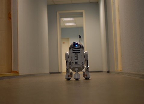 Для нынешнего состояния робототехники R2-D2 — отличная "ролевая модель": на колёсах, почти нет подвижных частей, фактически не говорит и так далее. А вот более-менее функциональную копию C-3PO нам ждать ещё очень долго (фото MEMBRANA).