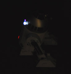 Нам показалось, что в темноте R2 чувствует себя ничуть не хуже, чем на свету. Впрочем, может, мы чего-то не заметили — уж очень темно было (фото MEMBRANA).
