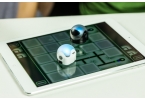 Микроробот Ozobot играет вместе с владельцем