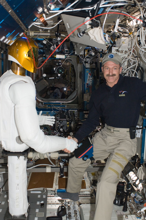 Андроид-астронавт впервые пожал руку человеку в космосе