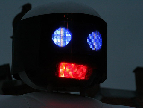 Мы не раз видели гигантских роботов, созданных не инженерами, а художниками. Вспомним хотя бы творение японского кузнеца. Только главная изюминка RoboVox заключается вовсе не во внешности (фото с сайта robovox.co.uk).