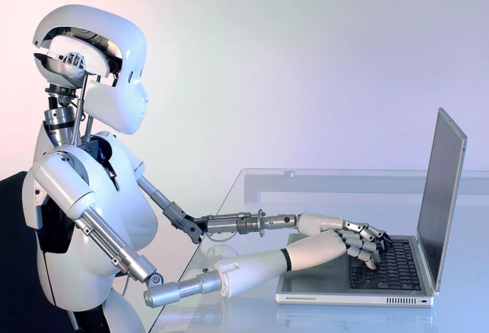 Робот с искусственным интеллектом. Компьютеры и роботы. Программные роботы. Робот за компьютером.