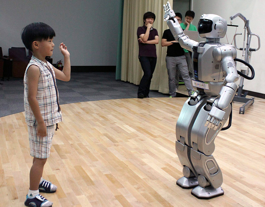 Малышам про роботов