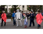 Ходячий робот на улице - Роботы Японии