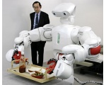 Робот поднимает поднос - Роботы Японии
