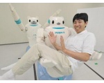 Робот мишка держит человека на руках - Роботы Японии