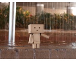 Картонный робот danbo под дождём - Робот DANBO из бумаги