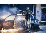 возле горящей машины - Robocop 3 (2013)