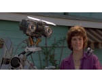 обнимает робота - Короткое замыкание 2 (1988)