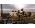 робот сидит на диване - Железный человек 3 (2013)