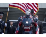 робот с флагом - Железный человек 3 (2013)