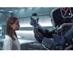 Робот показывает девочке колбу 11 - Дитя робота