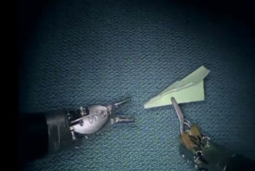 Cкладываем бумажный самолетик с помощью медицинского робота