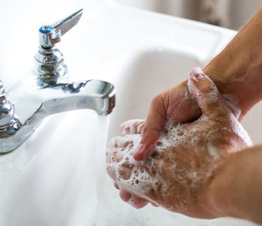 Как помыть руки, чтобы на них не осталось опасного вируса?