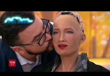 Смотрите реакцию робота на поцелуй ведущего украинского телеканала