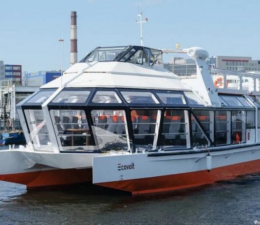 В Петербурге спустили на воду электрический прогулочный катамаран «Эковольт»