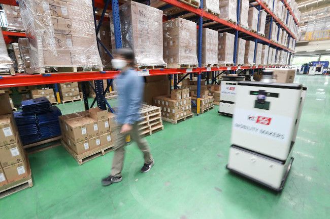 KT Corporation внедряет на своих складах автономных роботов для перевозки грузов