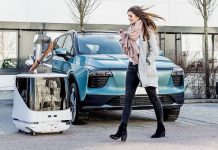 Автономный робот по имени CARL зарядит ваш электромобиль