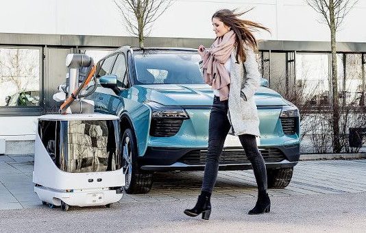 Автономный робот по имени CARL зарядит ваш электромобиль