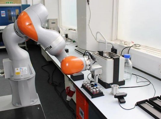 Автономный робот-ученый проводит эксперименты без помощи человека