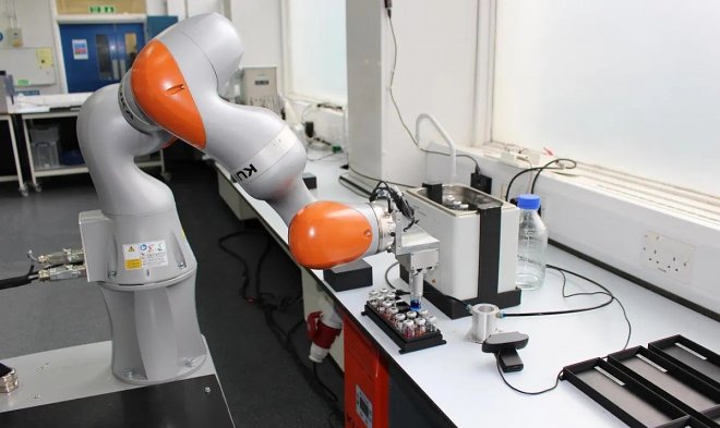 Автономный робот-ученый проводит эксперименты без помощи человека