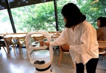 В Южной Корее роботизированные бариста готовят и подают напитки