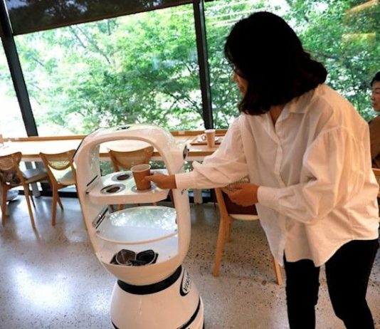 В Южной Корее роботизированные бариста готовят и подают напитки